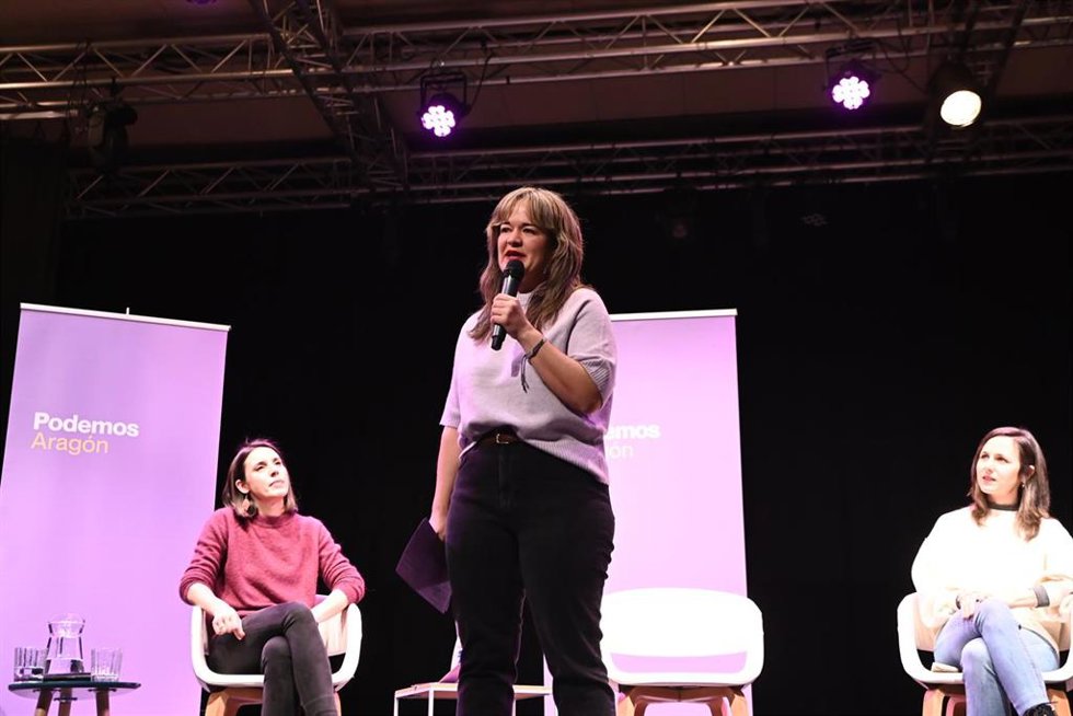 La secretaria general de Podemos y diputada, Ione Belarra (d), la secretaria política de Podemos y eurodiputada, Irene Montero (i), la candidata de Podemos a la Presidencia de Aragón, María Goikoetxea (c), durante el acto de campaña electoral 'Por un Ar