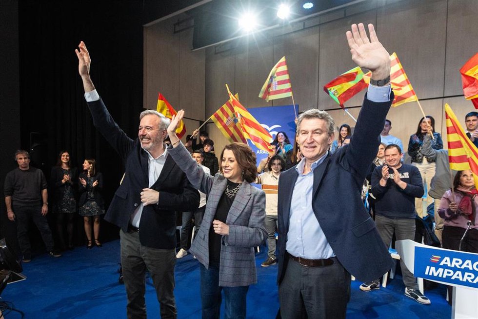 El presidente del Partido Popular, Alberto Núñez Feijóo (1d), acompañado del presidente de la Comunidad Autónoma y candidato a la reelección, Jorge Azcón (1i), y la alcaldesa de Teruel, Emma Buj (c), durante la clausura de un mitin en el Centro Sociocul