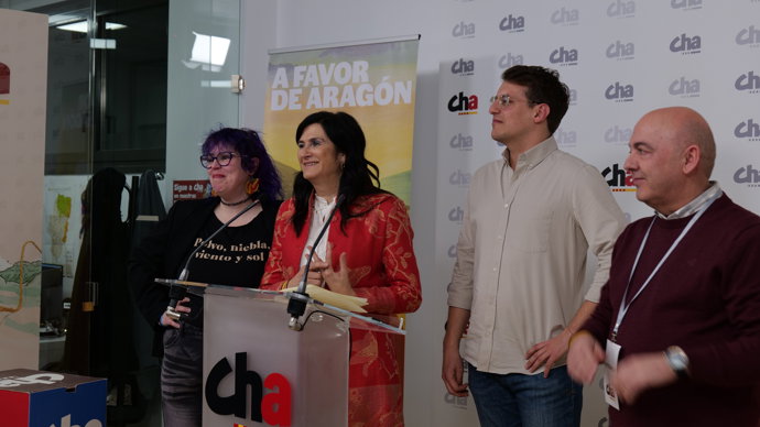 Parte de la candidatura de CHA, con el cabeza de lista por Zaragoza, Jorge Pueyo, en la valoración del resultado electoral del 8F en su sede.