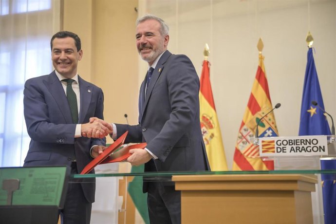 Archivo - El presidente de la Junta de Andalucía, Juan Manuel Moreno (i) y el presidente del Gobierno de Aragón, Jorge Azcón (d), en una imagen de archivo en Zaragoza