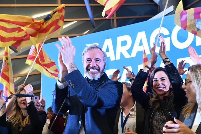 El candidato del PP a la reelección a la Presidencia del Gobierno de Aragón, Jorge Azcón, ofrece una rueda de prensa tras la noche electoral, en el Hotel Reina Petronila, a 8 de febrero de 2026, en Zaragoza, 