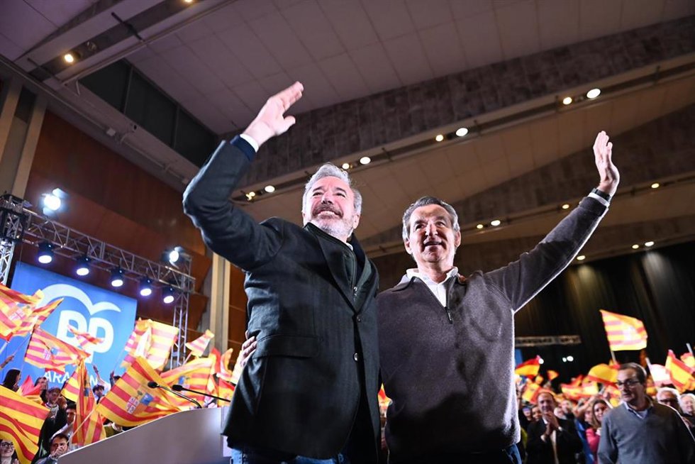 El presidente del PP, Alberto Núñez Feijóo, junto a Jorge Azcón. Archivo.