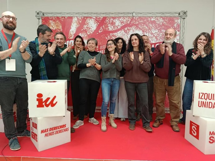La candidata de IU-Movimiento Sumar, Marta Abengochea, junto a otros miembros de la candidatura, tras conocer el resultado electoral y asegurarse el escaño con el que ya contaban.