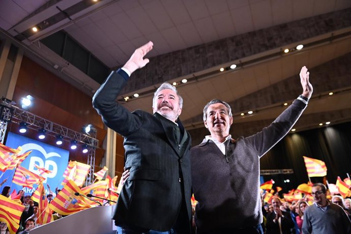O presidente do PP, Alberto Núñez Feijóo (à direita), junto com o candidato à reeleição para a Presidência de Aragão, Jorge Azcón (à esquerda), participam do encerramento da campanha eleitoral regional de Aragão, em 6 de fevereiro de 2026, em Saragoça, Ar