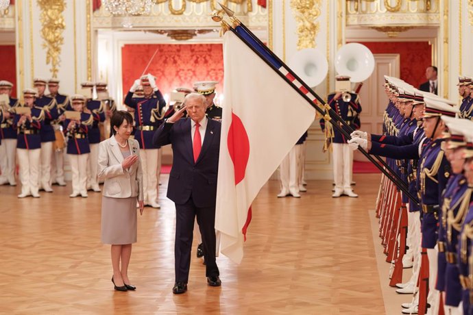 Archivo - October 28, 2025, Tokyo, Japan: USA President DONALD J. TRUMP (L), accompanied by Japan Prime Minister TAKAICHI SANAE (R) reviews an honor guard during a welcoming ceremony at the Akasaka State Guesthouse in Tokyo. The president is on a three-da