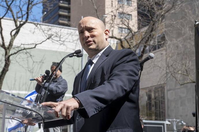 Archivo - April 7, 2024, New York, New York, United States: Former Israeli Prime Minister Naftali Bennett speaks at a ''Bring Them Home NOW'' rally marking the six month anniversary of the attacks on Israel by Hamas and calling for the return of hostages 
