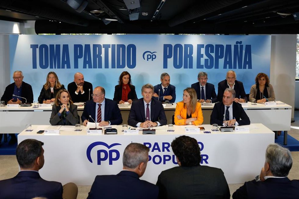 Archivo - (I-D) La vicesecretaria de regeneración institucional del Partido Popular, Cuca Gamarra, el secretario general del PP, Miguel Tellado; el presidente del Partido Popular, Alberto Núñez Feijóo, la  vicesecretaria de Coordinación Sectorial del PP