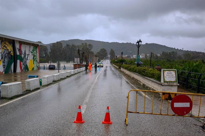 Imágenes de las inundaciones en San Martín del Tesorillo. A 4 de febrero de 2026 en San Martín del Tesorillo, Cádiz (Andalucía, España).El pueblo San Martín del Tesorillo ha quedado total mente incomunicado por el desbordamiento del río Guadiaro y el Hozg