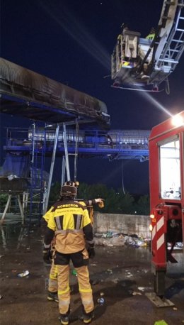 Bomberos sofocan un incendio en una planta de residuos en Ulea