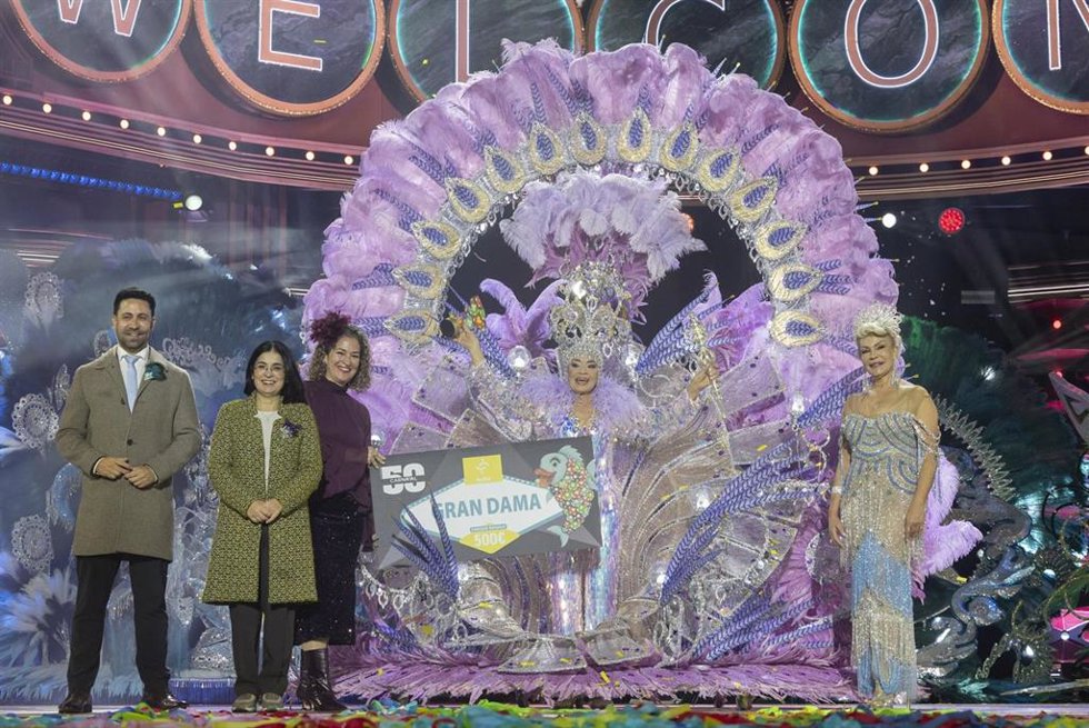 La Gran Dama del Carnaval de Las Palmas de Gran Canaria, Carmen Rosa Toledo Lopez, con la fantasia  La suerte de reencontrarnos Diseno: Jonas Hernandez Toledo. Patrocinador: Contenur