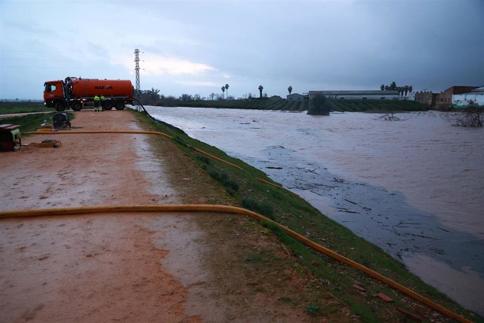 Situación del río Guadalquivir en Lora del Río (Sevilla) el pasado sábado por efecto de la borrasca Marta.