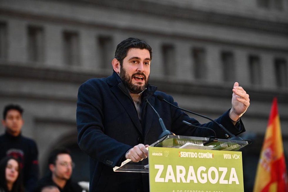 El candidato de VOX a las elecciones de Aragón, Alejandro Nolasco, interviene durante el mitin de cierre de campaña, a 6 de febrero de 2026, en Zaragoza, Aragón (España). Los comicios se celebran el próximo domingo 8 de febrero.
