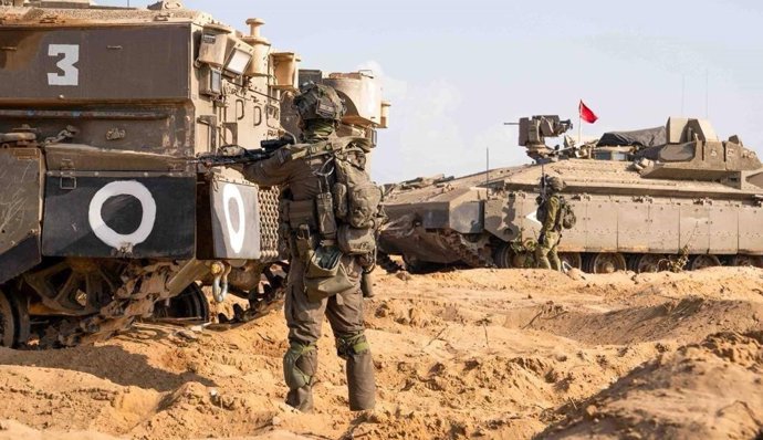 Archivo - Arquivo - Soldados e veículos militares israelenses na Faixa de Gaza (arquivo)