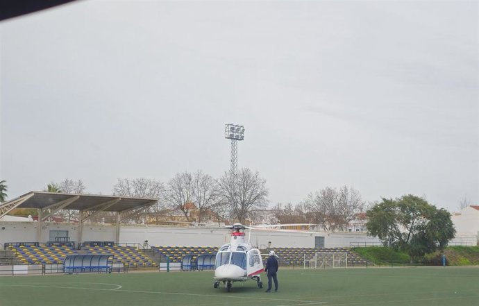 Helicóptero del 061 en el estadio de fútbol de Moguer.