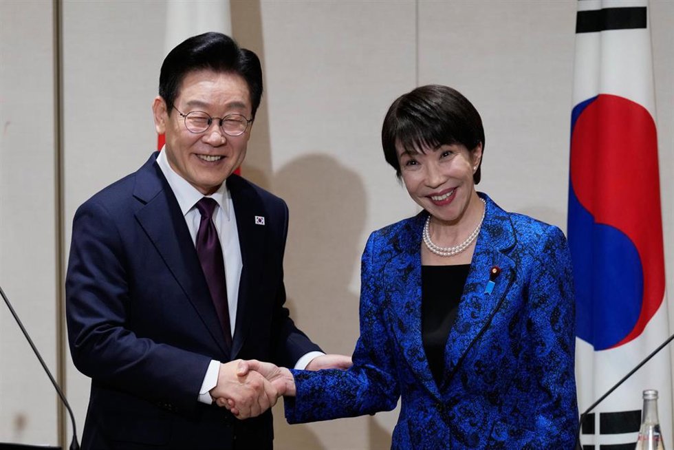 La primera ministra de Japón, Sanae Takaichi (d), y el presidente de Corea del Sur, Lee Jae Myung (i), durante una rueda de prensa conjunta después de su encuentro en la ciudad japonesa de Nara en enero de 2026 (archivo)
