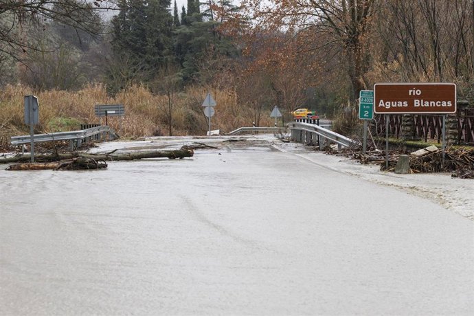 Imagen de carretera cortada al inundarse por el desbordamiento del río Aguas Blancas tras el paso de la borrasca Leonardo