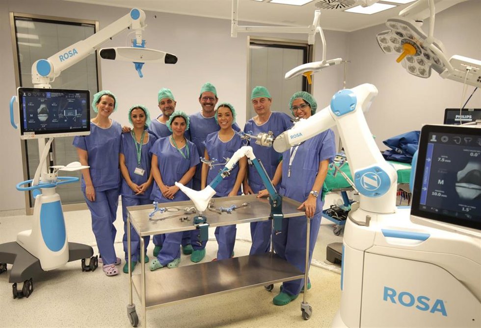 Los doctores Mozo y Navarro junto a profesionales del Área Quirúrgica del centro.