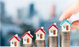 Archivo - Casas sobre monedas que reflejan el aumento de precios e intereses de las hipotecas en España