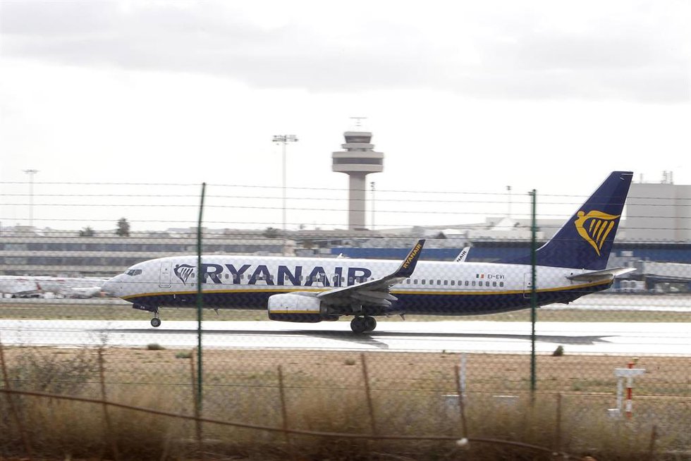 Archivo - Un avión en una de las pistas del aeropuerto de Palma