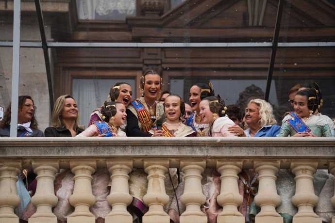 Archivo - Arxiu - Balconada de l'Ajuntament de València durant la primera mascletà després de la seua suspensió per les pluges, a 7 de març del 2025, a València, Comunitat Valenciana (Espanya)