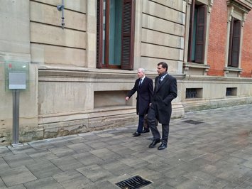 Joaquín Mollinedo (i), director de Relaciones Institucionales, Comunicación y Marca de Acciona, junto con el también directivo José Julio Figueroa, llegan al Parlamento de Navarra. La Cámara había citado a José Manuel Entrecanales, que no ha acudido.