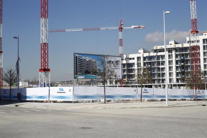 Archivo - Imagen de una vivienda en construcción en la Comunidad de Madrid