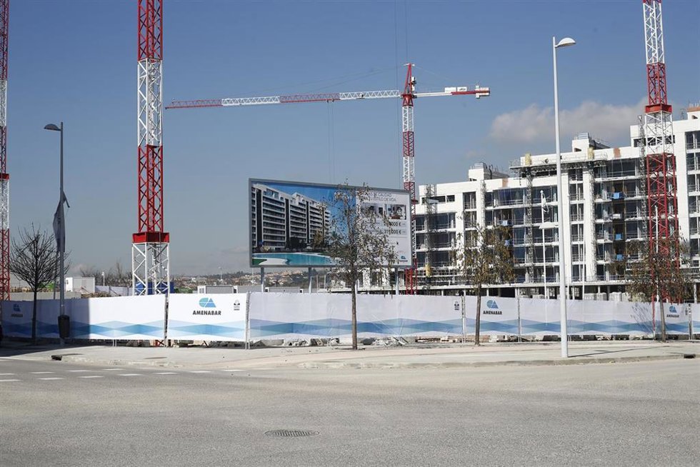 Archivo - Imagen de una vivienda en construcción en la Comunidad de Madrid