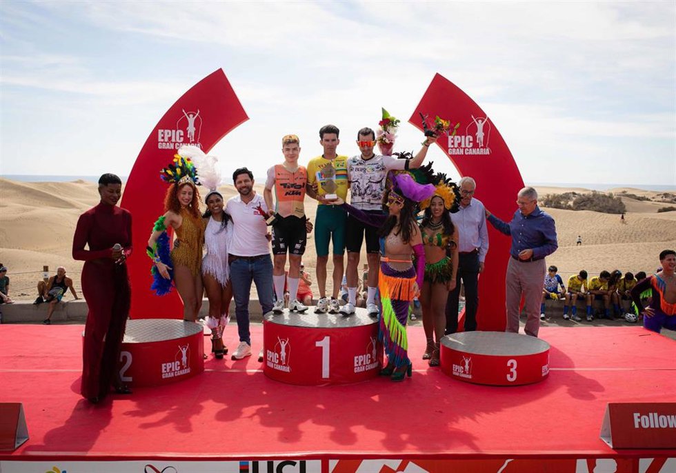 El ciclista italiano Mikel Demiri celebra su triunfo final en la EPIC Gran Canaria 2026.
