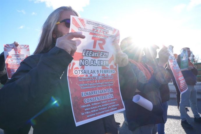 Representantes del Comité de Empresa y trabajadores de Tubos Reunidos leen un manifiesto y protestan, a 6 de febrero de 2026, en Amurrio, Álava, País Vasco (España). 