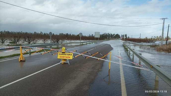 Carretera BA-162 cortada al tráfico por las fuertes lluvias