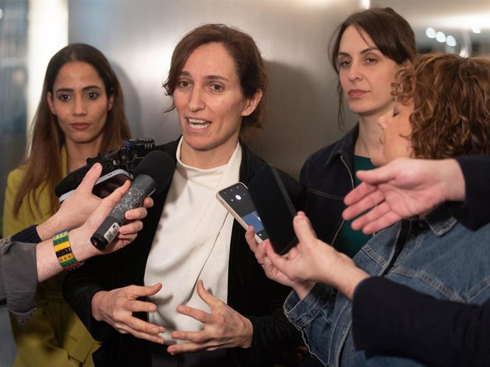 La ministra de Sanidad, Mónica García, la diputada de Sumer, Tesh Sidi, y la portavoz de Más Madrid en el Ayuntamiento de Madrid, Rita Maestre, durante la jornada 'Tax The Robots: Fiscalidad y Empleo en la Era de la Inteligencia Artificial', en el Congres