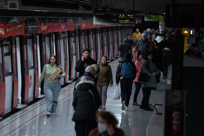Archivo - Varias personas en el Metro en Barcelona.