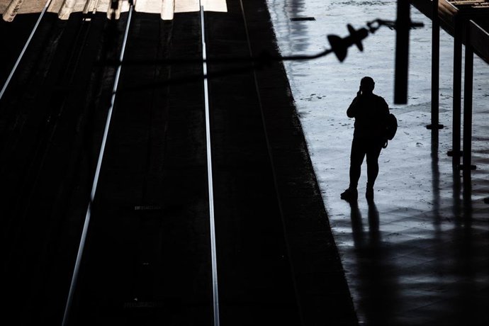 Archivo - Arquivo - Unha persona espera un tren na estación de Atocha - Proximidades, durante a quinta xornada de folga de maquinistas de Renfe, a 7 de outubro de 2021, en Madrid (España). Esta xornada é a quinta dun total de oito, convocadas polo Sindica