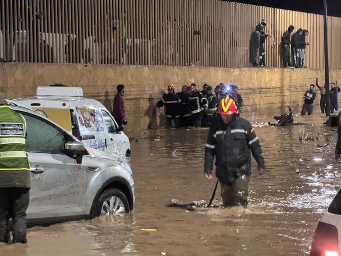 Archivo - SAFI PROVINCE, Dec. 15, 2025  -- Rescuers from the local security and civil defense department work in a flood-hit area in Safi province, Morocco, Dec. 14, 2025. At least 41 people were killed in flash floods caused by heavy rainfall in Morocco 