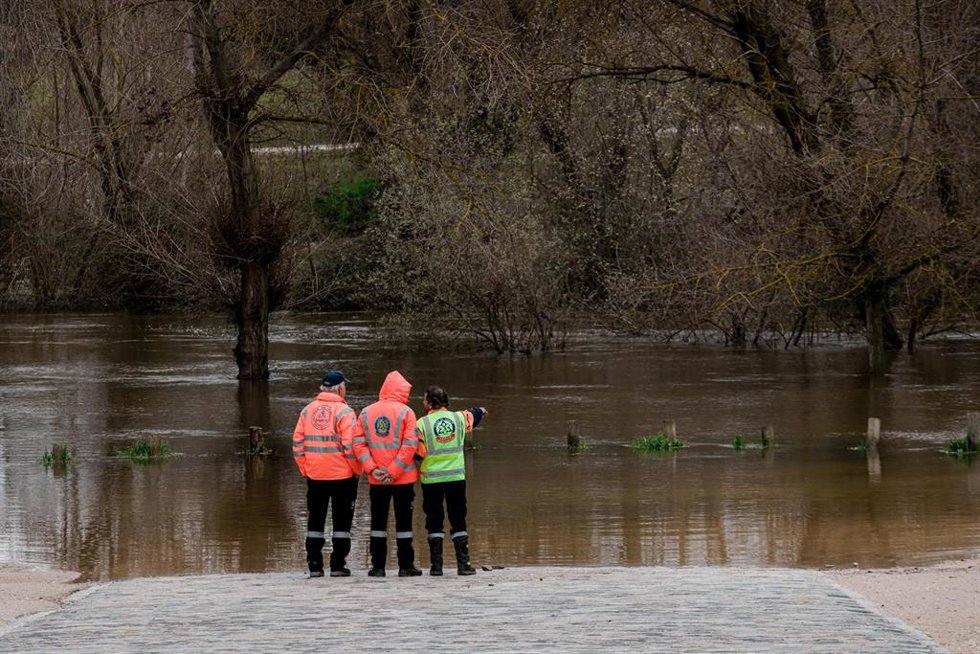 Archivo - Tres agentes del SAMUR observan el parking de Somontes inundado, a 21 de marzo de 2025, en Madrid (España). El alcalde de Madrid, José Luis Martínez-Almeida, ha asegurado que la ciudad se encuentra en situación de "estabilidad" tras las intens