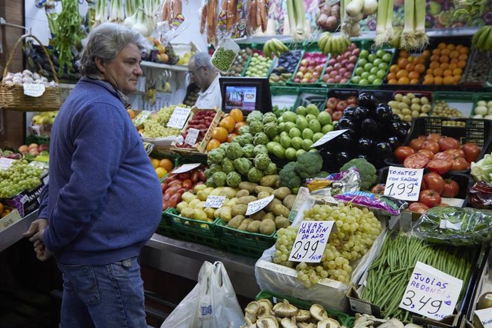 Archivo - Imagen de archivo de un puesto de frutas.