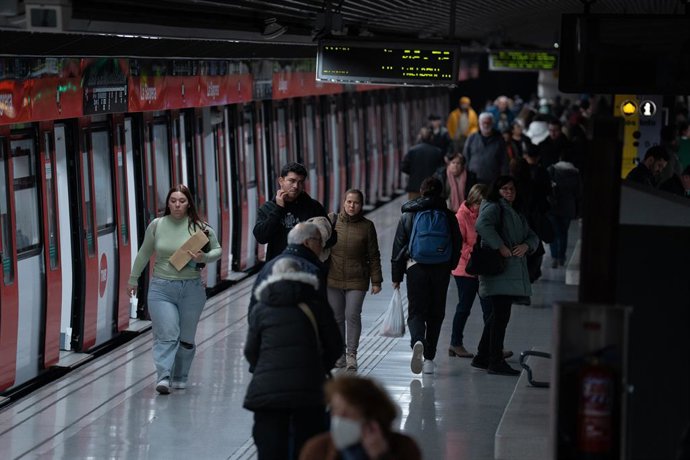 Archivo - Diverses persones al Metro de Barcelona