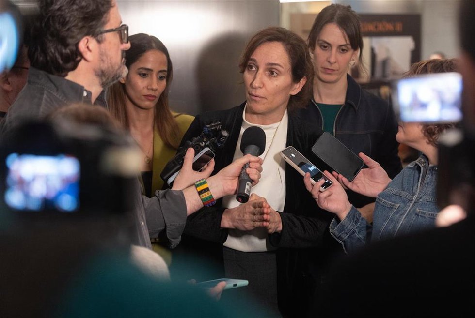 La ministra de Sanidad, Mónica García, la diputada de Sumer, Tesh Sidi, y la portavoz de Más Madrid en el Ayuntamiento de Madrid, Rita Maestre