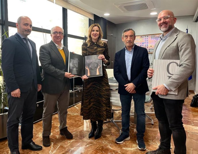 La consejera Marisa López Aragón, y el presidente de FICE, Vicente Pastor, muestran el libro ‘Cristóbal Balenciaga. Shoes from Spain Tribute’, junto con representantes de Calzia y el director del Info, Joaquín Gómez