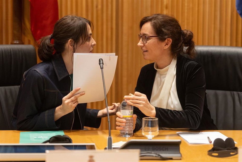 La ministra de Sanidad, Mónica García, y la portavoz de Más Madrid en el Ayuntamiento de Madrid, Rita Maestre, durante la jornada 'Tax The Robots: Fiscalidad y Empleo en la Era de la Inteligencia Artificial', en el Congreso de los Diputados, a 9 de febr