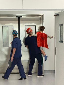 El Servicio de Cirugía Pediátrica de Quirónsalud Málaga pone en marcha el uso de capas y máscaras de superhéroes para trasladar a quirófano a los pacientes pediátricos, para que vivan el proceso como una aventura divertida, reduciendo miedo y ansiedad.
