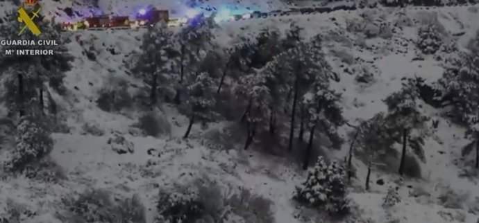 Muere el conductor de una quitanieves tras caer 20 metros por una ladera en Villarejo del Valle (Ávila)