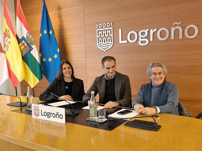 Los concejales de Promoción de la Ciudad, Miguel Sainz, y Cultura, Rosa Fernández, junto al director de la Casa de la Danza de Logroño, Perfecto Uriel, presentan el balance de actividades de 2025 y avanza las de 2026