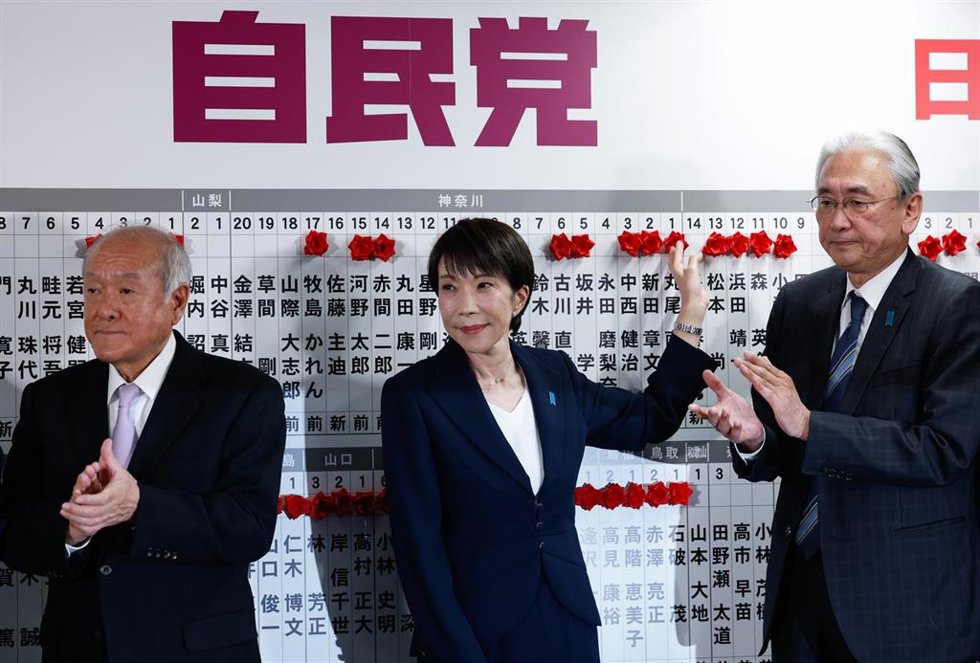 La primera ministra japonesa, Sanae Takaichi, durante la jornada electoral este 8 de febrero.