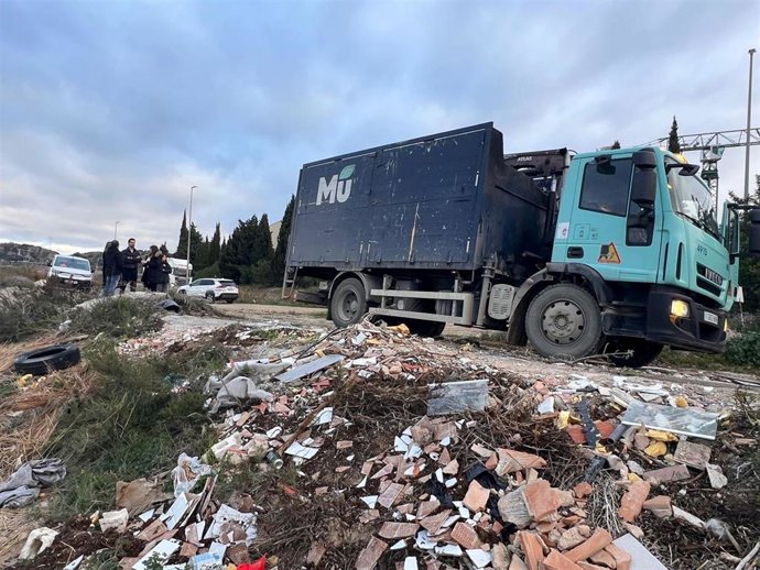 Un camión junto a uno de los vertederos ilegales en Baños y Mendigo