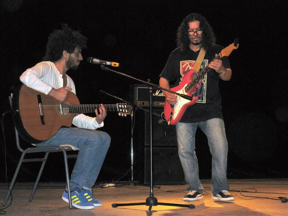 Archivo - El hermano del músico Rafael Amador, Raimundo Amador, durante una actuación.