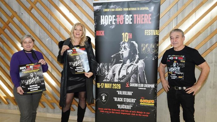 La concejala de Cultura, Recursos Humanos y Policía Local, Aurora Cienfuegos; Isabel González, directora de la Fundación Municipal de Cultura, y Chus García, hostelero propietario del Lennon’s Bar de Lugones y promotor de la iniciativa.