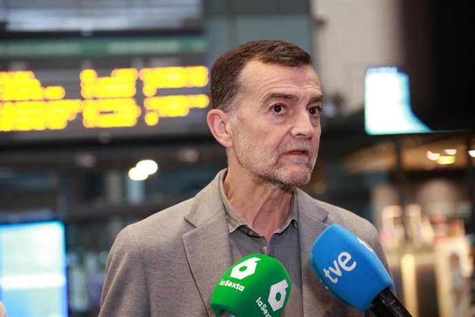 El coordinador federal de Izquierda Unida y candidato de la coalición Por Andalucía a la Presidencia de la Junta, Antonio Maíllo, atiende a los medios tras mantener una reunión con el portavoz de la Plataforma por el Tren Público, Social y Sostenible, Jos