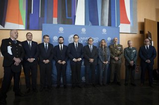 Autoridades académicas, representantes institucionales y mandos militares posan durante la inauguración de las II Jornadas de Ciberseguridad: Ciberdefensa y Seguridad Nacional en la Universidad de Almería (UAL).
