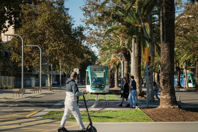 Archivo - El tramvia circulant per la Diagonal de Barcelona